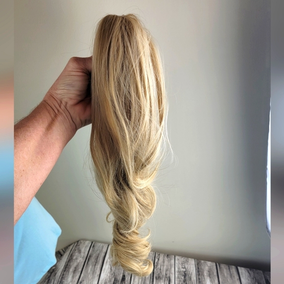 unknown Other - Medium Blonde Claw Clip Ponytail Wig